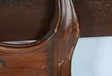 Cama de casal com cabeceira entalhada e forraçã... - Cama de casal com cabeceira entalhada e forração de palhinha (rasgada). Estilo Luis XV. Completa, com estrado e laterais.