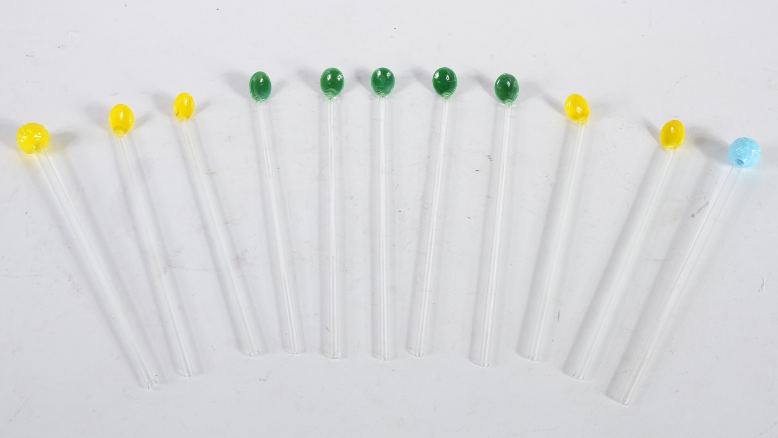 Diversas peças, sendo: Licoreira com dois copinhos de vidro fumê com... - foto 4 de 8