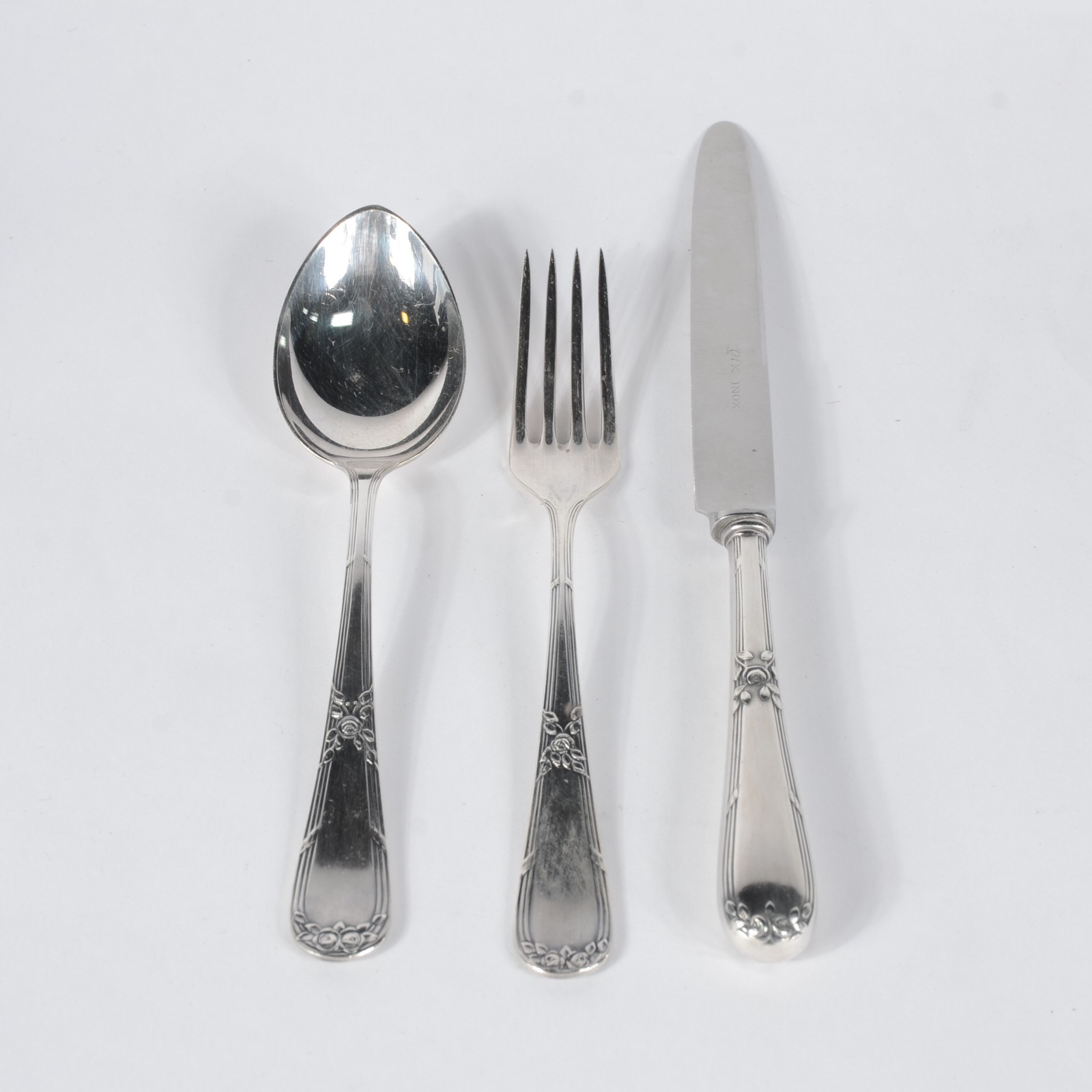 Diversas peças de metal prateado, sendo: dois copos, porta... - foto 2 de 9