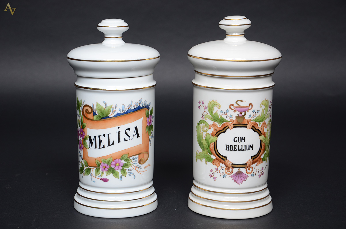 Par de potes de farmácia de porcelana com tampa. Inscrições...