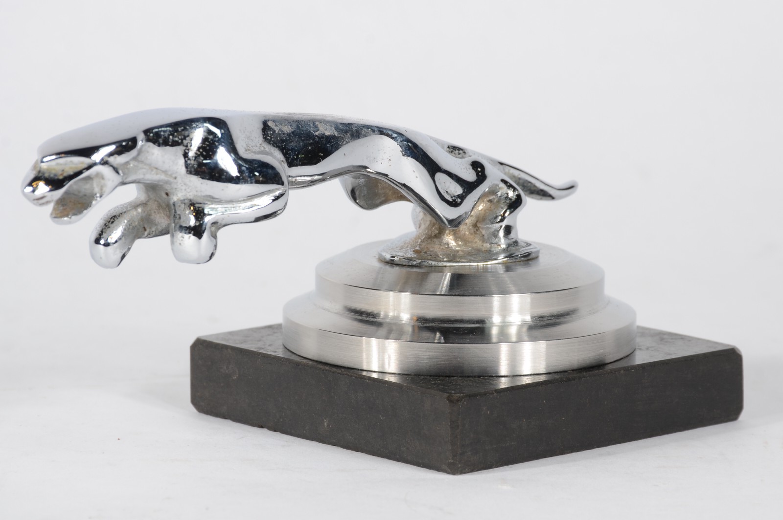 Escultura de metal "inspirada" na marca de automóveis Jaguar. - foto 1 de 7
