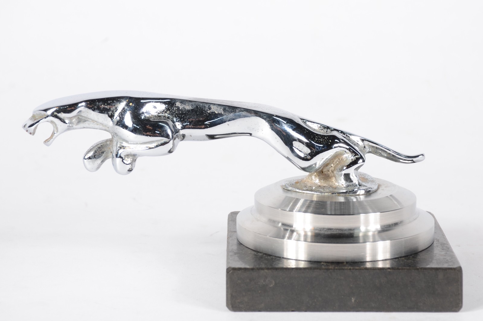 Escultura de metal "inspirada" na marca de automóveis Jaguar. - foto 2 de 7