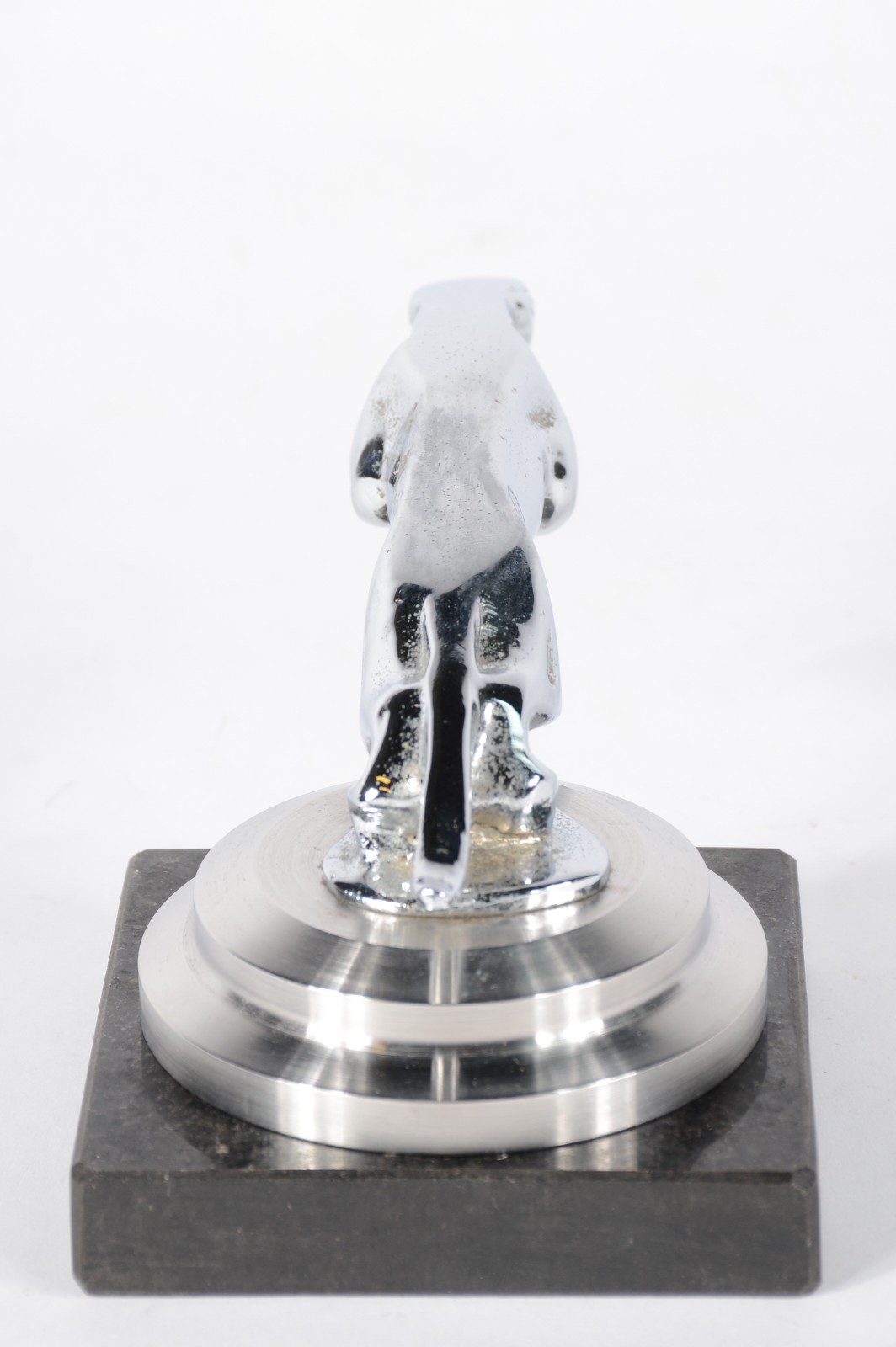 Escultura de metal "inspirada" na marca de automóveis Jaguar. - foto 4 de 7