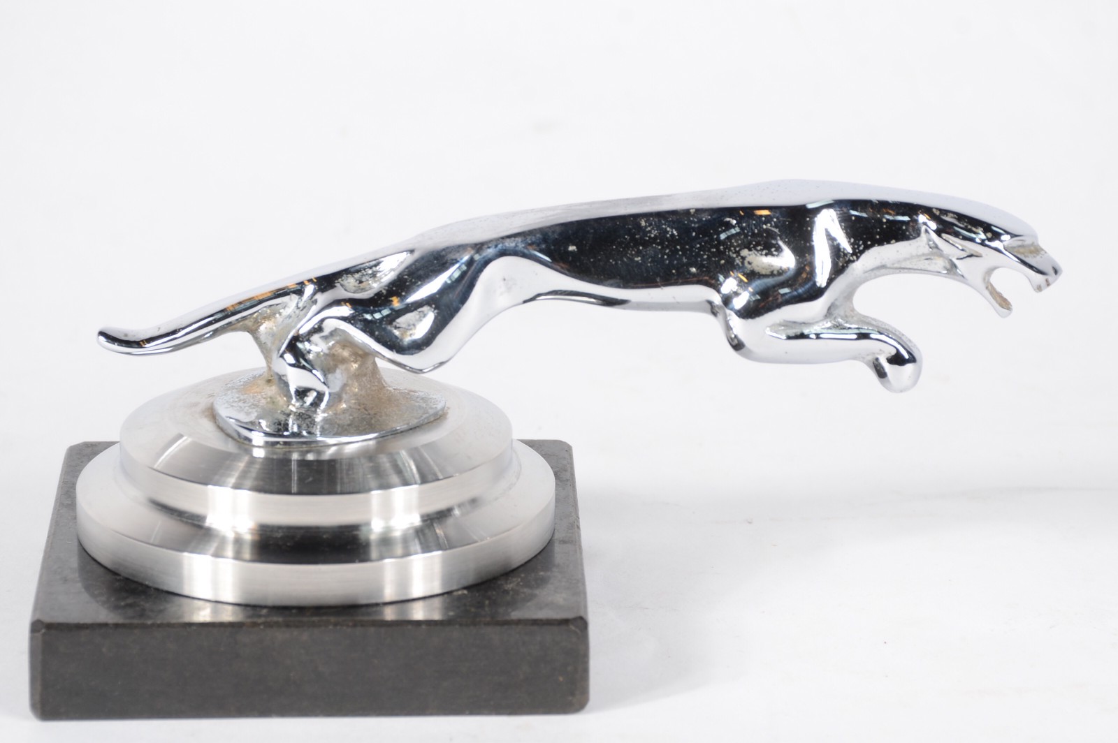 Escultura de metal "inspirada" na marca de automóveis Jaguar. - foto 7 de 7