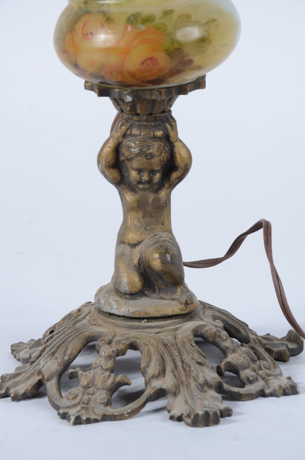 Abatjour de metal com figura de "Pucci" na base, cúpula de vidro... - foto 2 de 6