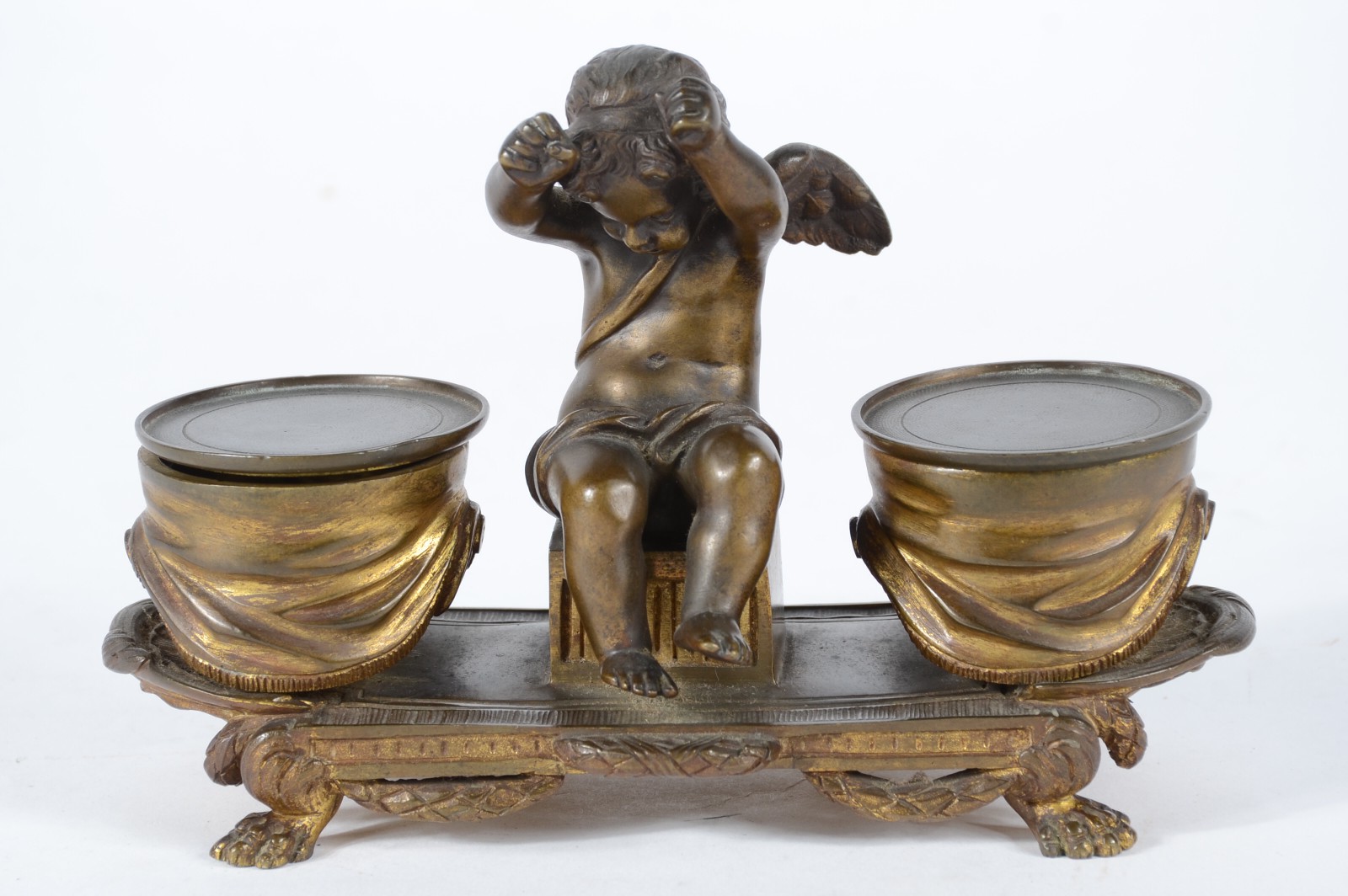 Tinteiro de bronze europeu decorado com figura de anjo ladeado por... - foto 1 de 10