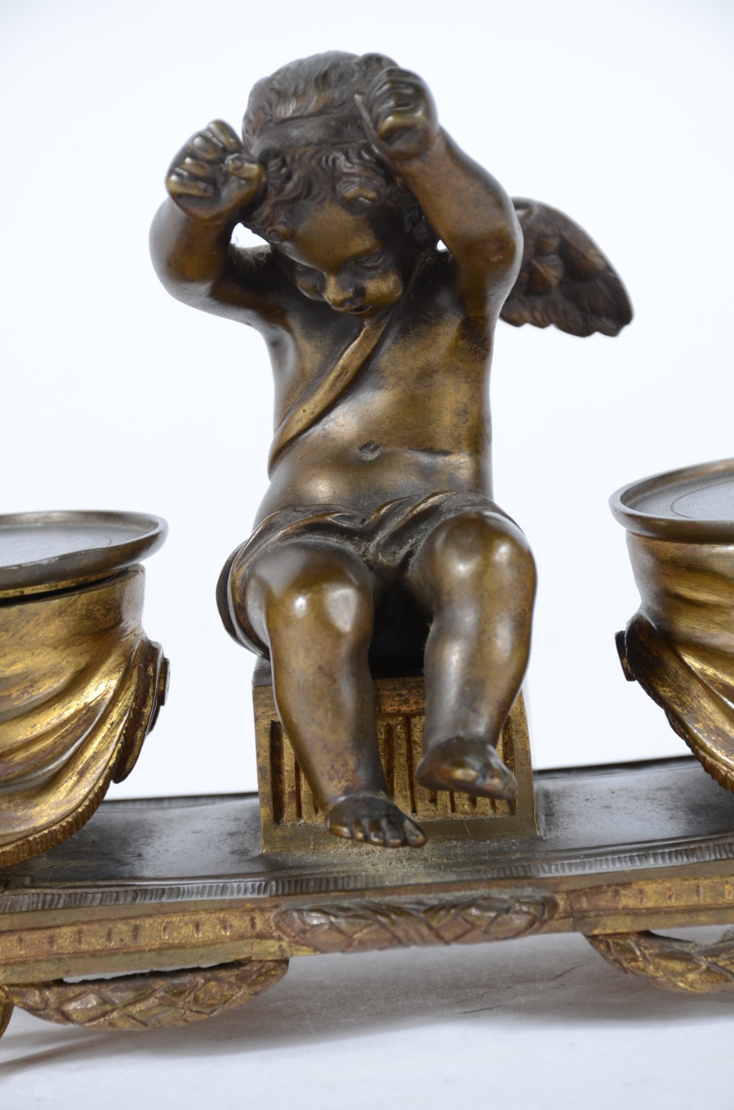 Tinteiro de bronze europeu decorado com figura de anjo ladeado por... - foto 2 de 10