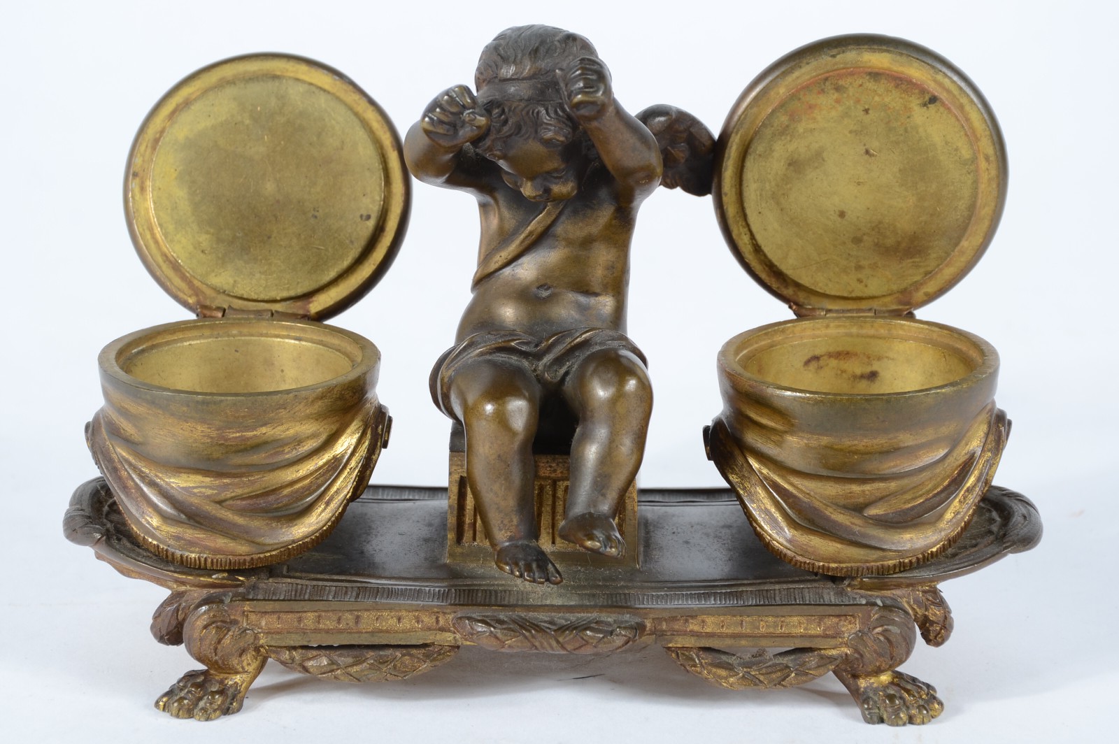 Tinteiro de bronze europeu decorado com figura de anjo ladeado por... - foto 3 de 10