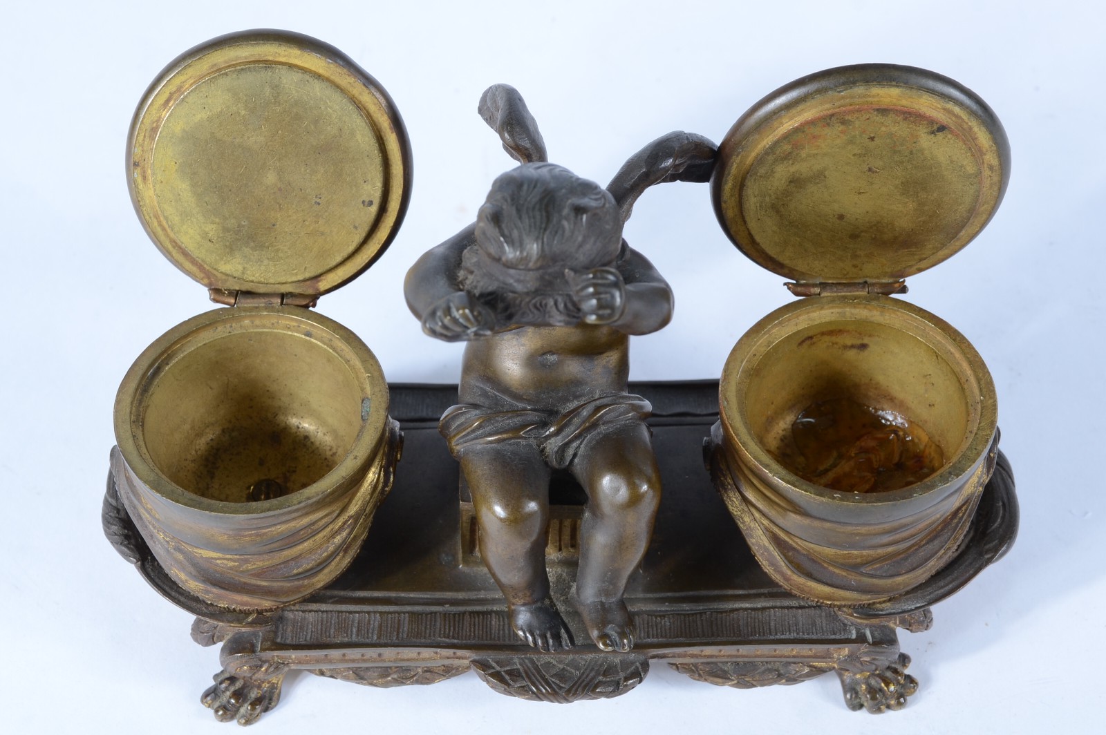 Tinteiro de bronze europeu decorado com figura de anjo ladeado por... - foto 4 de 10