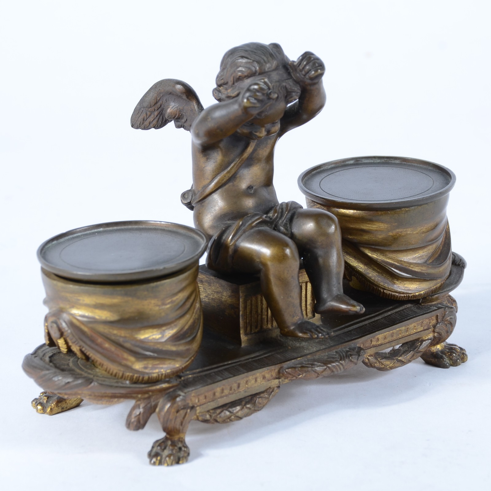 Tinteiro de bronze europeu decorado com figura de anjo ladeado por... - foto 8 de 10
