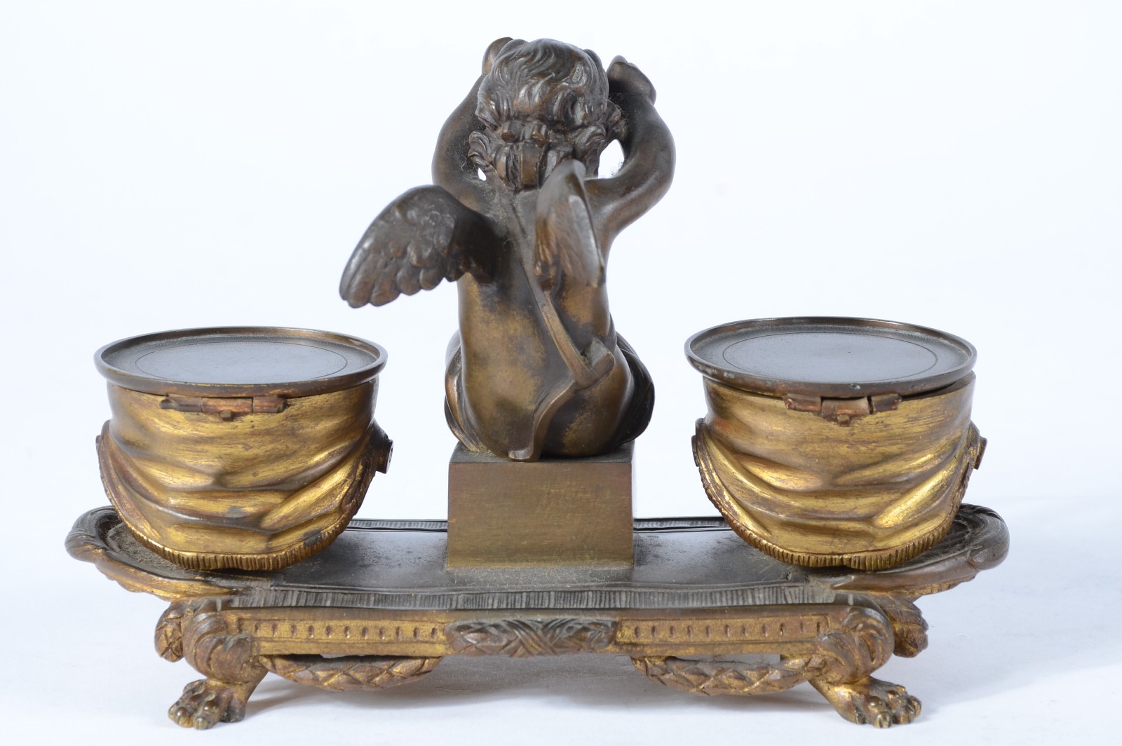 Tinteiro de bronze europeu decorado com figura de anjo ladeado por... - foto 9 de 10