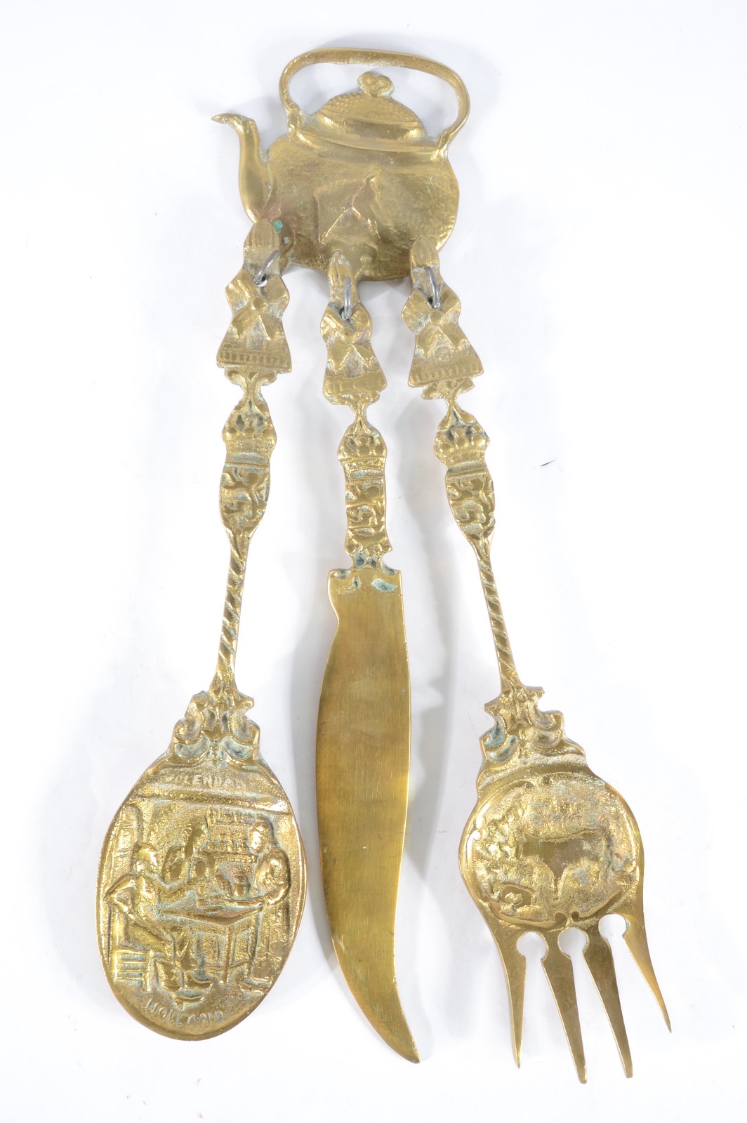 Conjunto com três talheres decorativos de metal dourado com suporte. - foto 1 de 9