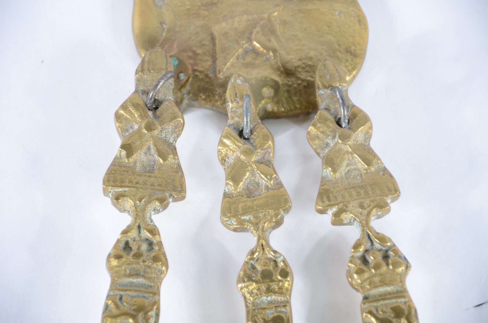 Conjunto com três talheres decorativos de metal dourado com suporte. - foto 5 de 9