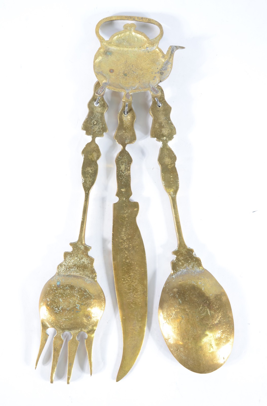 Conjunto com três talheres decorativos de metal dourado com suporte. - foto 7 de 9