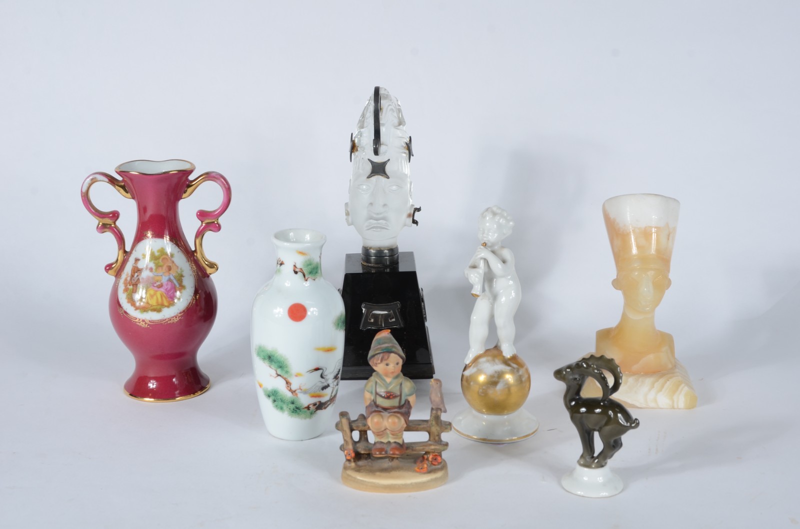 Sete peças diversas, sendo: vaso de porcelana francesa Limoges na cor... - foto 1 de 11