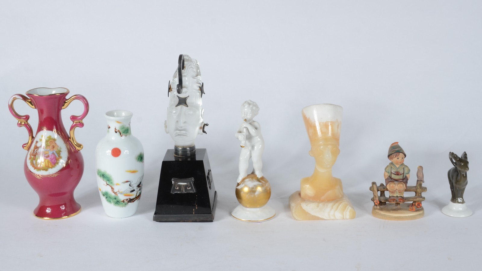 Sete peças diversas, sendo: vaso de porcelana francesa Limoges na cor... - foto 2 de 11