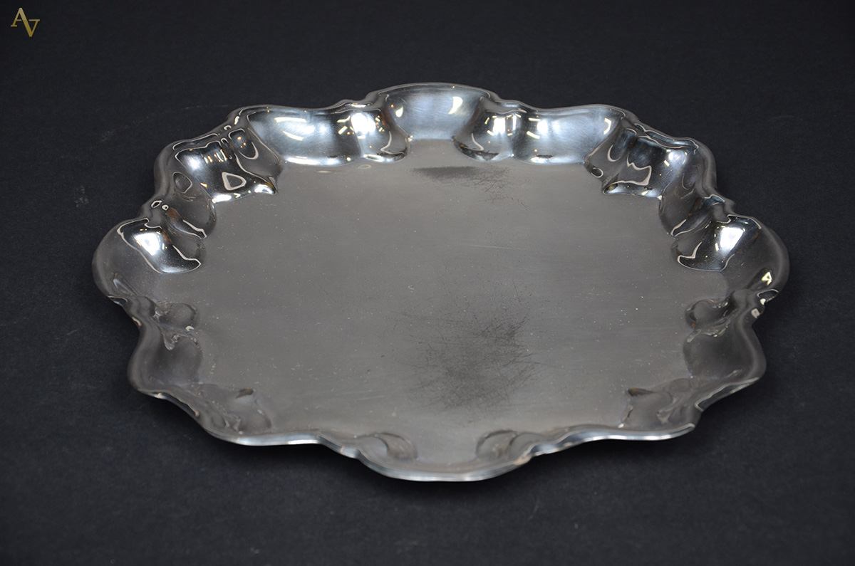Salva de metal constrastado espessurado a prata. Diâmetro 35,5 cm.