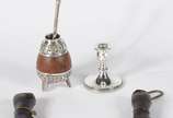 Diversas peças, sendo: duas figas de madeira, c... - Diversas peças, sendo: duas figas de madeira, cuia e bomba para chimarrão com detalhes de prata de lei e castiçal de prata. Desgastes.