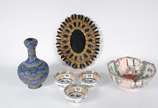 Diversas peças, sendo: Saladeira e 3 bowls meno... - Diversas peças, sendo: Saladeira e 3 bowls menores de porcelana oriental (decorações diferentes); vaso de cloisoné com fundo azul; e, pequeno es...