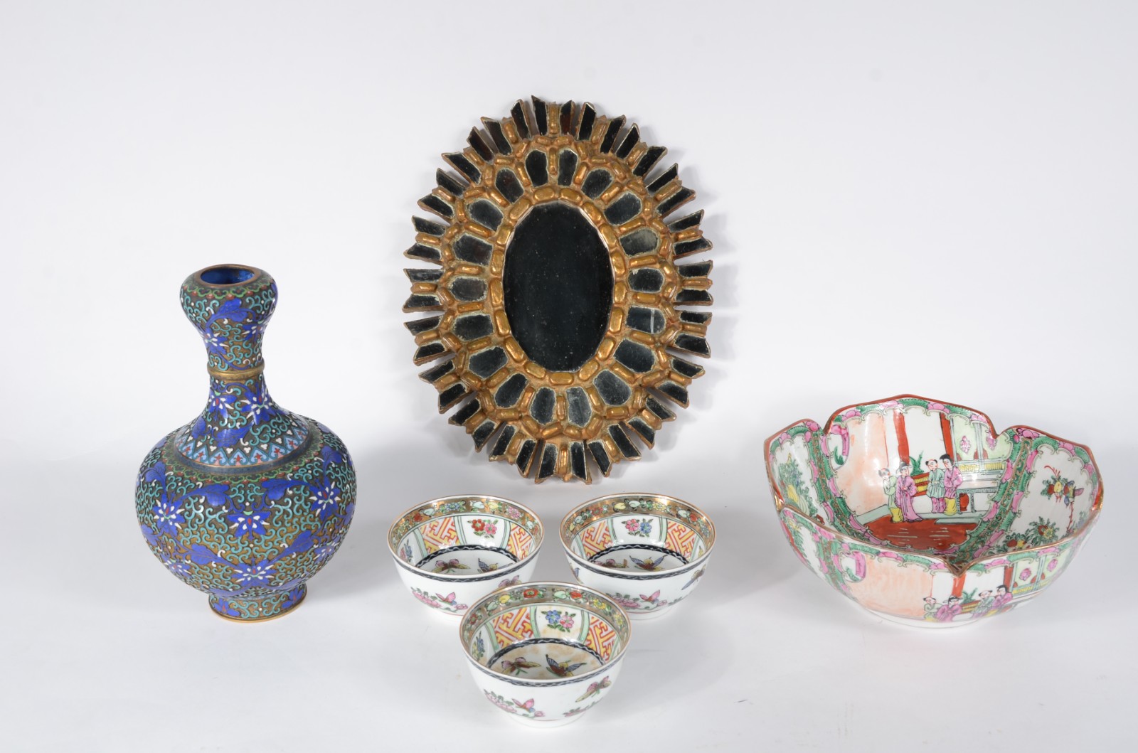 Diversas peças, sendo: Saladeira e 3 bowls menores de porcelana... - foto 1 de 11