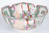 Diversas peças, sendo: Saladeira e 3 bowls meno... - Diversas peças, sendo: Saladeira e 3 bowls menores de porcelana oriental (decorações diferentes); vaso de cloisoné com fundo azul; e, pequeno es...