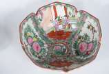 Diversas peças, sendo: Saladeira e 3 bowls meno... - Diversas peças, sendo: Saladeira e 3 bowls menores de porcelana oriental (decorações diferentes); vaso de cloisoné com fundo azul; e, pequeno es...