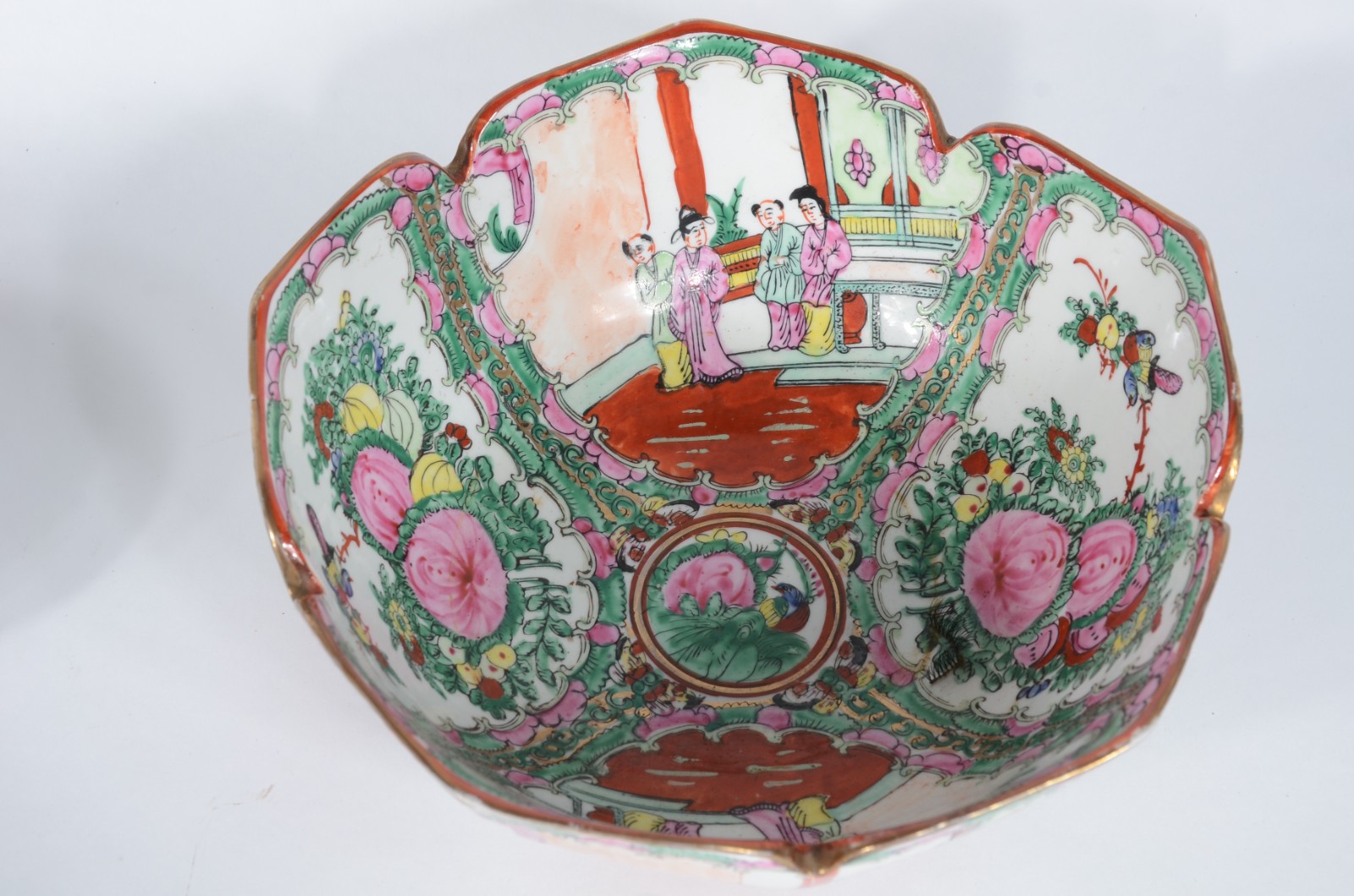 Diversas peças, sendo: Saladeira e 3 bowls menores de porcelana... - foto 6 de 11