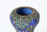 Diversas peças, sendo: Saladeira e 3 bowls meno... - Diversas peças, sendo: Saladeira e 3 bowls menores de porcelana oriental (decorações diferentes); vaso de cloisoné com fundo azul; e, pequeno es...
