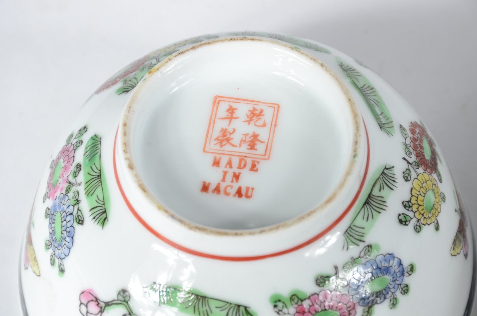 Diversas peças, sendo: Saladeira e 3 bowls menores de porcelana... - foto 7 de 11
