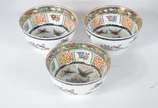 Diversas peças, sendo: Saladeira e 3 bowls meno... - Diversas peças, sendo: Saladeira e 3 bowls menores de porcelana oriental (decorações diferentes); vaso de cloisoné com fundo azul; e, pequeno es...