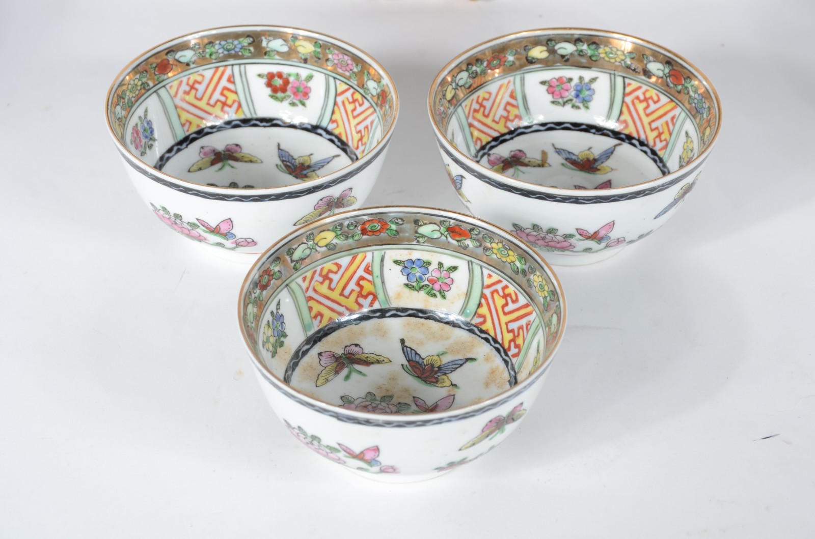 Diversas peças, sendo: Saladeira e 3 bowls menores de porcelana... - foto 8 de 11