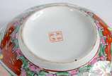 Diversas peças, sendo: Saladeira e 3 bowls meno... - Diversas peças, sendo: Saladeira e 3 bowls menores de porcelana oriental (decorações diferentes); vaso de cloisoné com fundo azul; e, pequeno es...