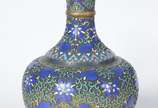 Diversas peças, sendo: Saladeira e 3 bowls meno... - Diversas peças, sendo: Saladeira e 3 bowls menores de porcelana oriental (decorações diferentes); vaso de cloisoné com fundo azul; e, pequeno es...