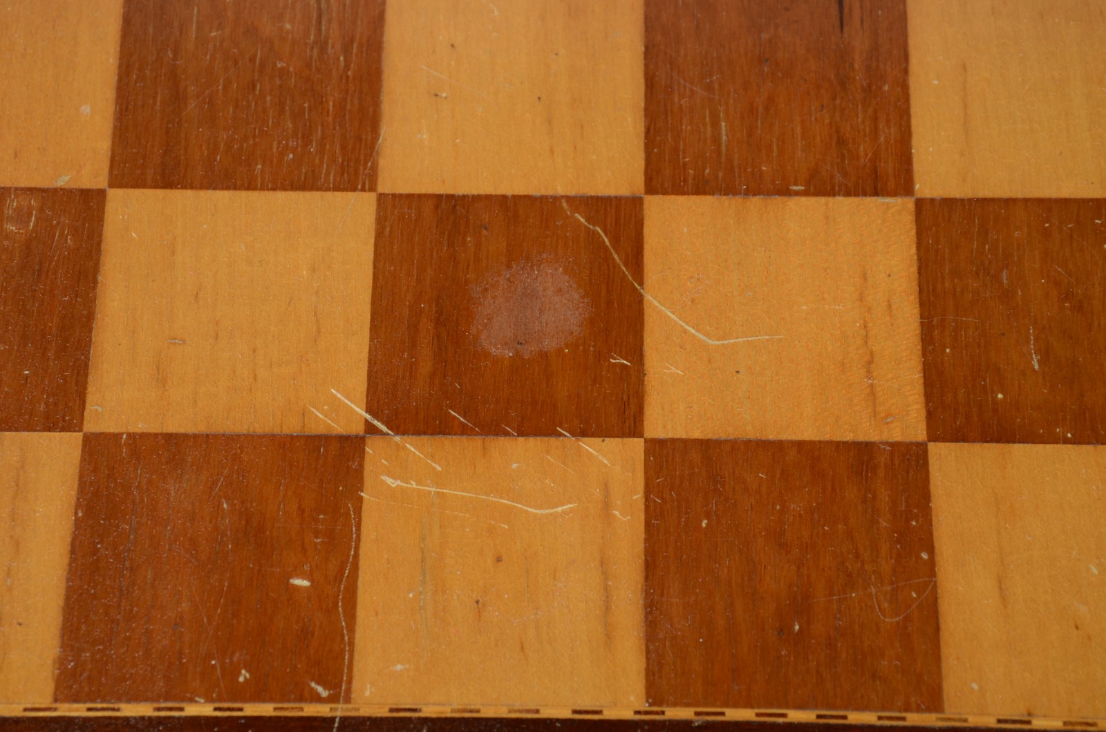 Duas peças, sendo: tabuleiro para damas/ xadrez de madeira e antigo... - foto 10 de 10