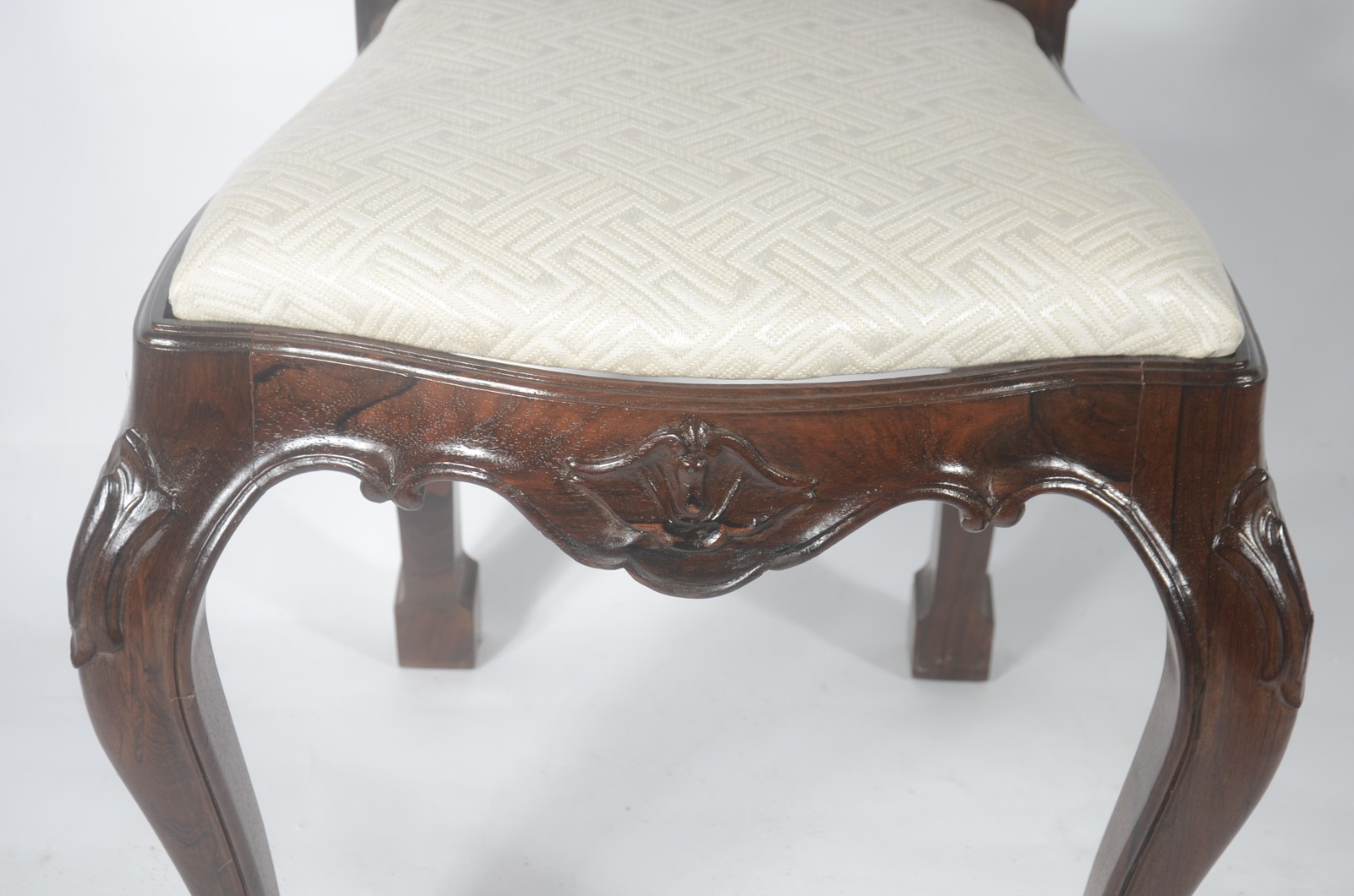 Conjunto com seis cadeiras de jacarandá no estilo Dom José... - foto 4 de 8