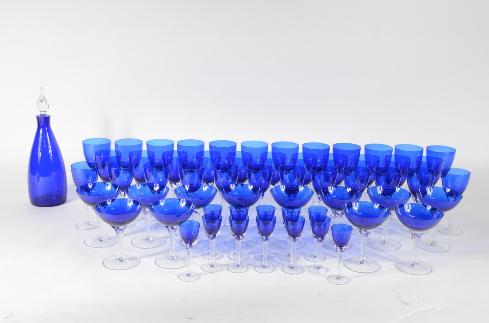 Serviço de copos de pé alto na cor azul, composto de: 12 taças para... - foto 1 de 7