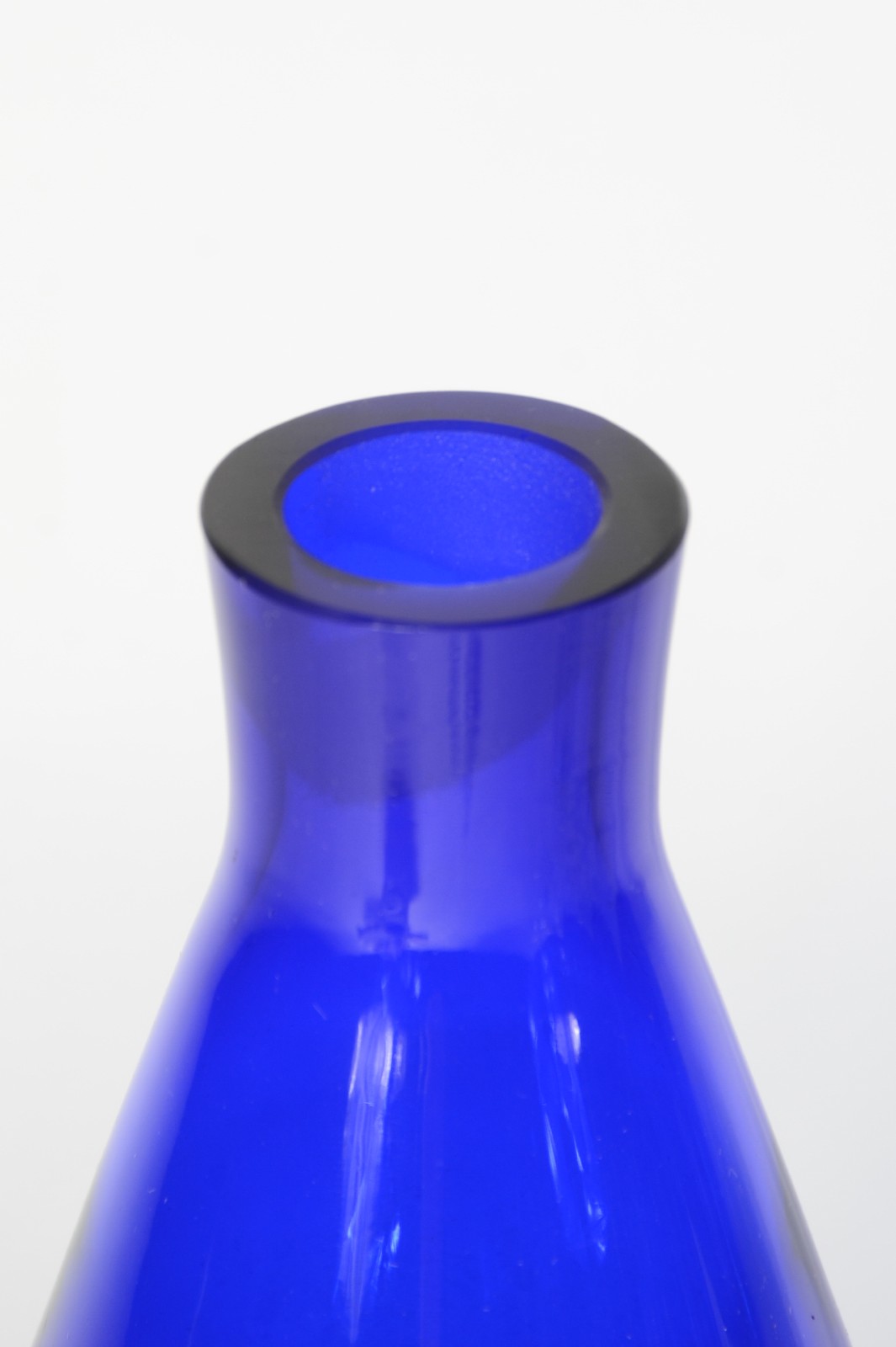 Serviço de copos de pé alto na cor azul, composto de: 12 taças para... - foto 5 de 7