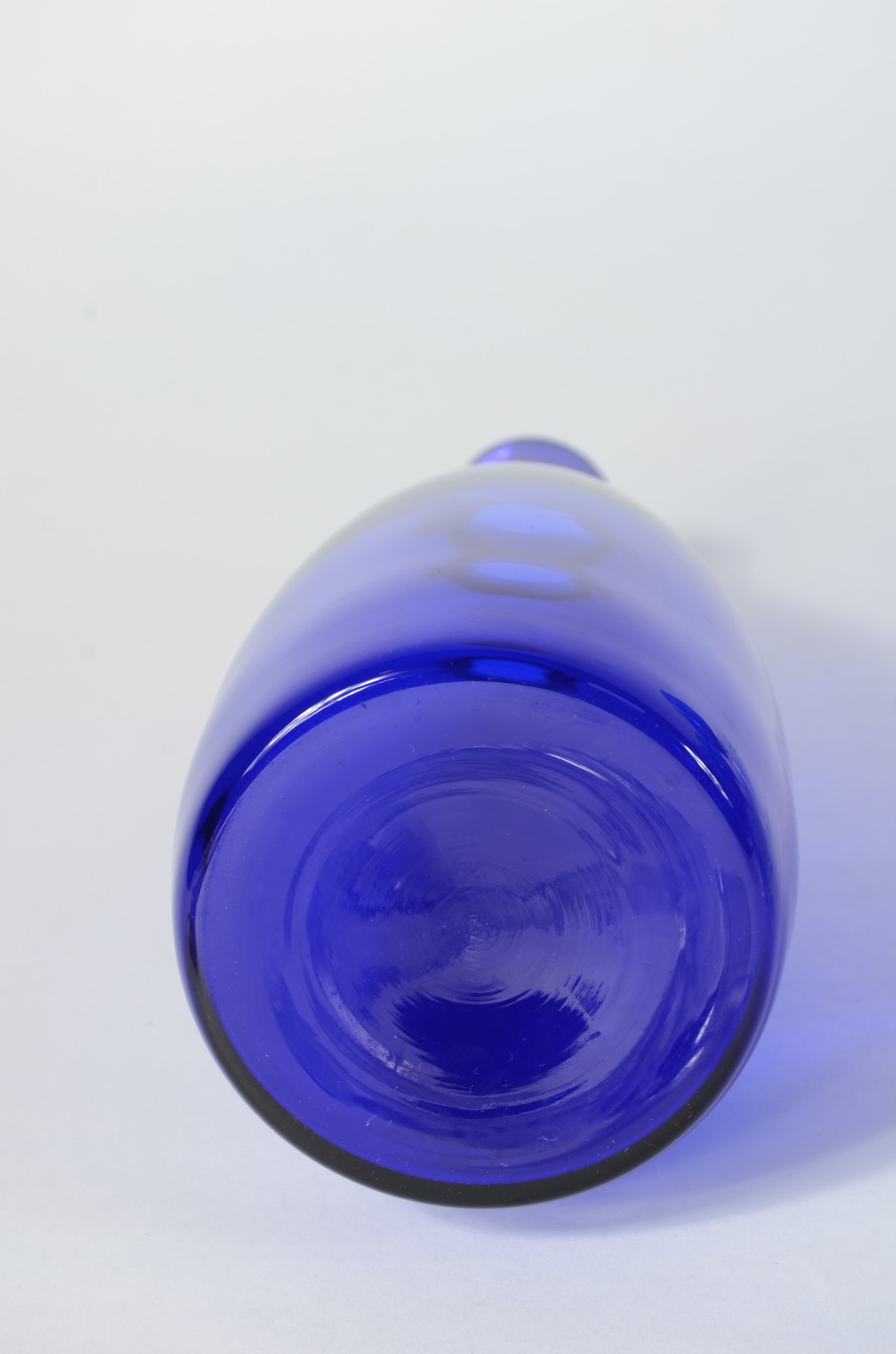 Serviço de copos de pé alto na cor azul, composto de: 12 taças para... - foto 6 de 7