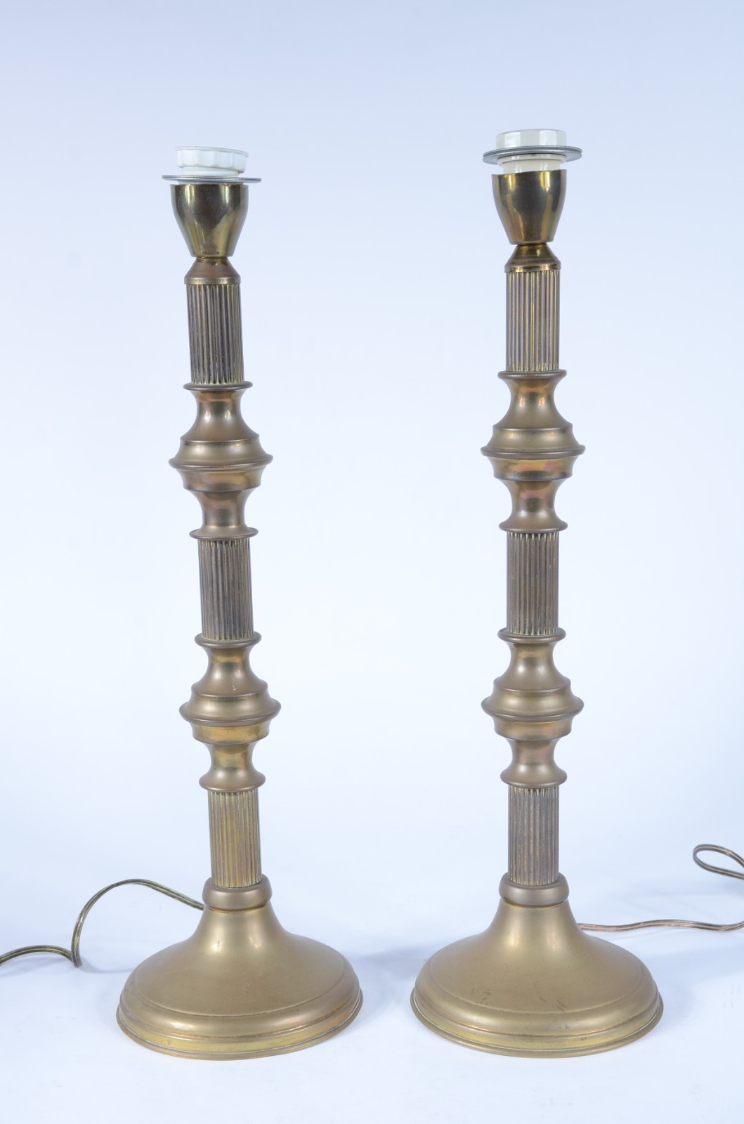 Par de abatjoures de metal dourado com cúpulas na cor bege. Desgastes. - foto 3 de 7