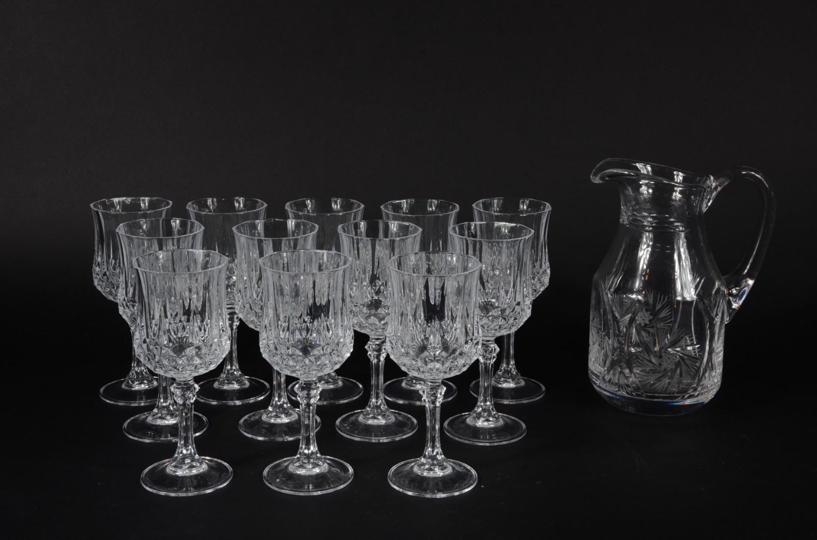Conjunto com jarra e 12 taças de pé alto para vinho de cristal... - foto 1 de 6