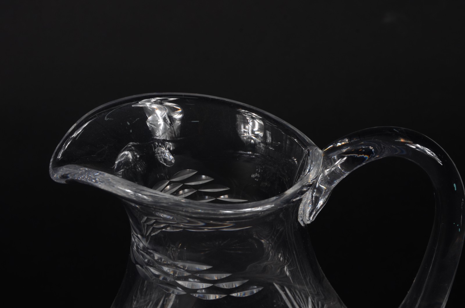 Conjunto com jarra e 12 taças de pé alto para vinho de cristal... - foto 2 de 6