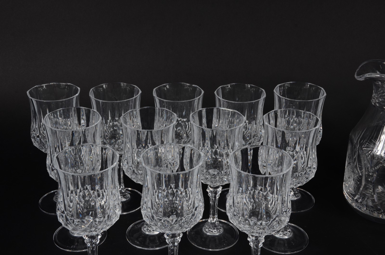 Conjunto com jarra e 12 taças de pé alto para vinho de cristal... - foto 5 de 6