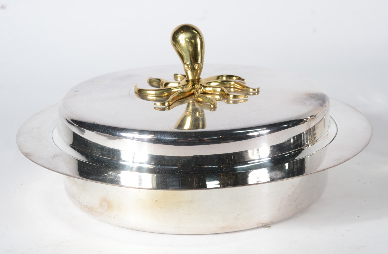 Duas peças de metal prateado, sendo: porta pirex e bowl com tampa... - foto 4 de 11