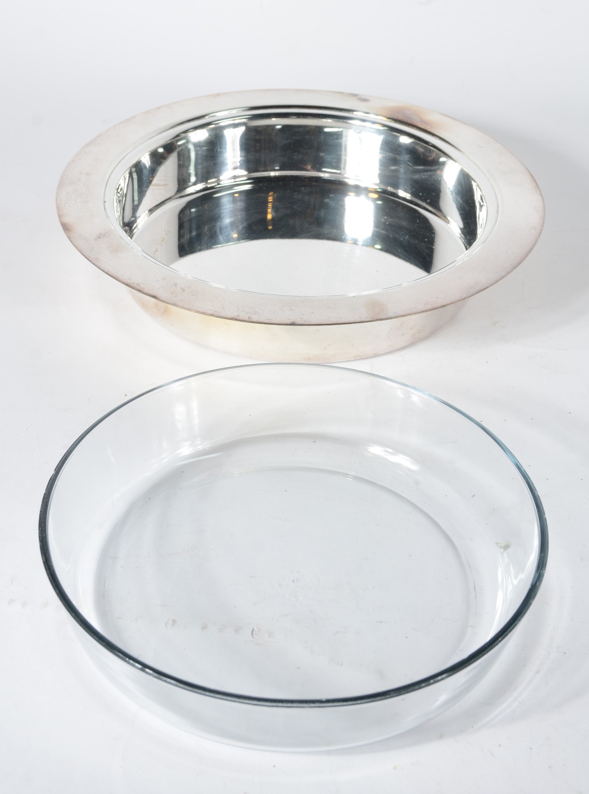 Duas peças de metal prateado, sendo: porta pirex e bowl com tampa... - foto 8 de 11