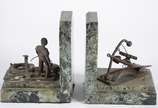 Par de serre livres decorados com figuras de ma... - Par de serre livres decorados com figuras de marinheiro e âncora de metal e suportes de mármore verde rajado.