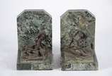 Par de serre livres decorados com figuras de ma... - Par de serre livres decorados com figuras de marinheiro e âncora de metal e suportes de mármore verde rajado.