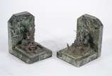 Par de serre livres decorados com figuras de ma... - Par de serre livres decorados com figuras de marinheiro e âncora de metal e suportes de mármore verde rajado.