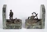 Par de serre livres decorados com figuras de ma... - Par de serre livres decorados com figuras de marinheiro e âncora de metal e suportes de mármore verde rajado.