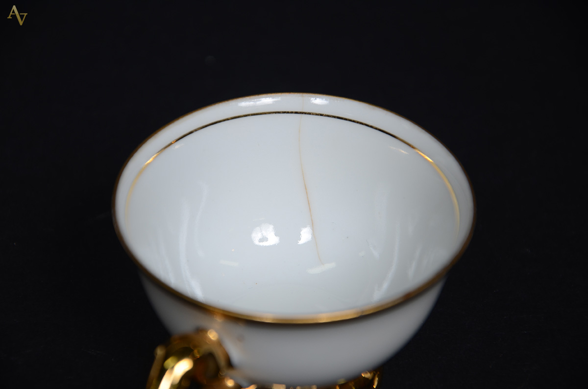 Diversas peças de porcelana, sendo serviço branco com figura e... - foto 2 de 2