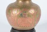 Vaso de bronze indiano ricamente trabalhado com... - Vaso de bronze indiano ricamente trabalhado com figuras típicas, base de madeira. Assinado Vanuntachari.